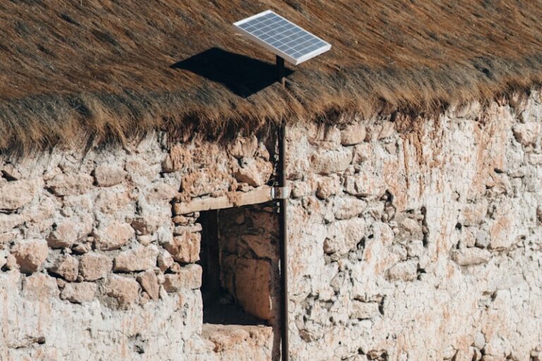 Peut-on installer des panneaux solaires sur une toiture ancienne ?