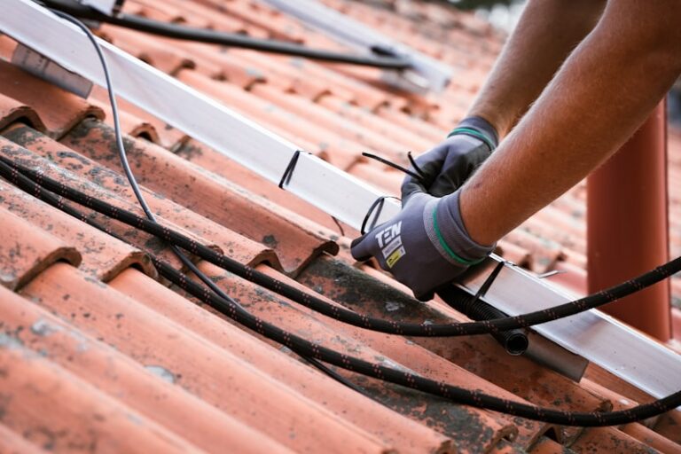 Panneaux solaires sur toiture plate : est-ce une bonne idée ?