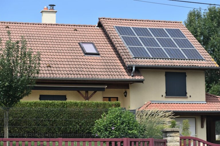 Peut-on gagner de l&rsquo;argent avec des panneaux solaires ?